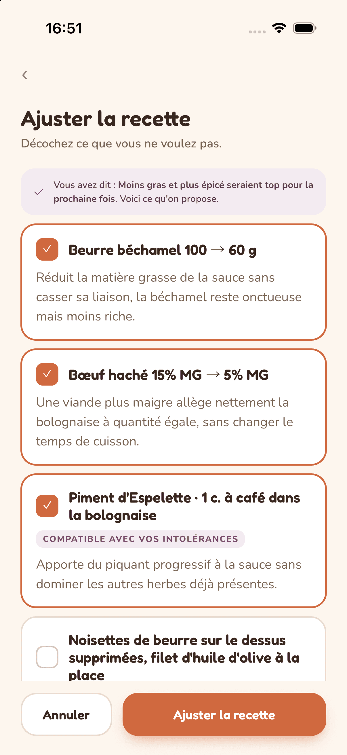 Aperçu de l'application : l'écran « Ajuster la recette » listant les changements proposés (moins de beurre, bœuf plus maigre, piment d'Espelette), chacun pouvant être décoché.