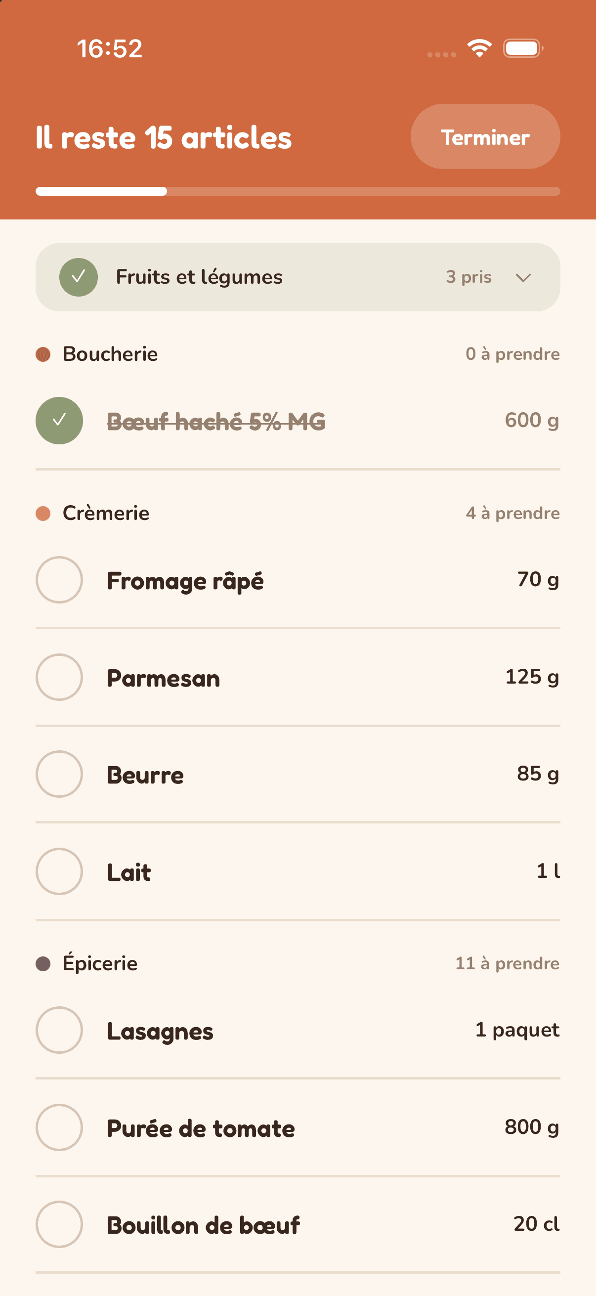Aperçu de l'application : la liste de courses des lasagnes, rangée par rayon, avec les articles déjà pris cochés.
