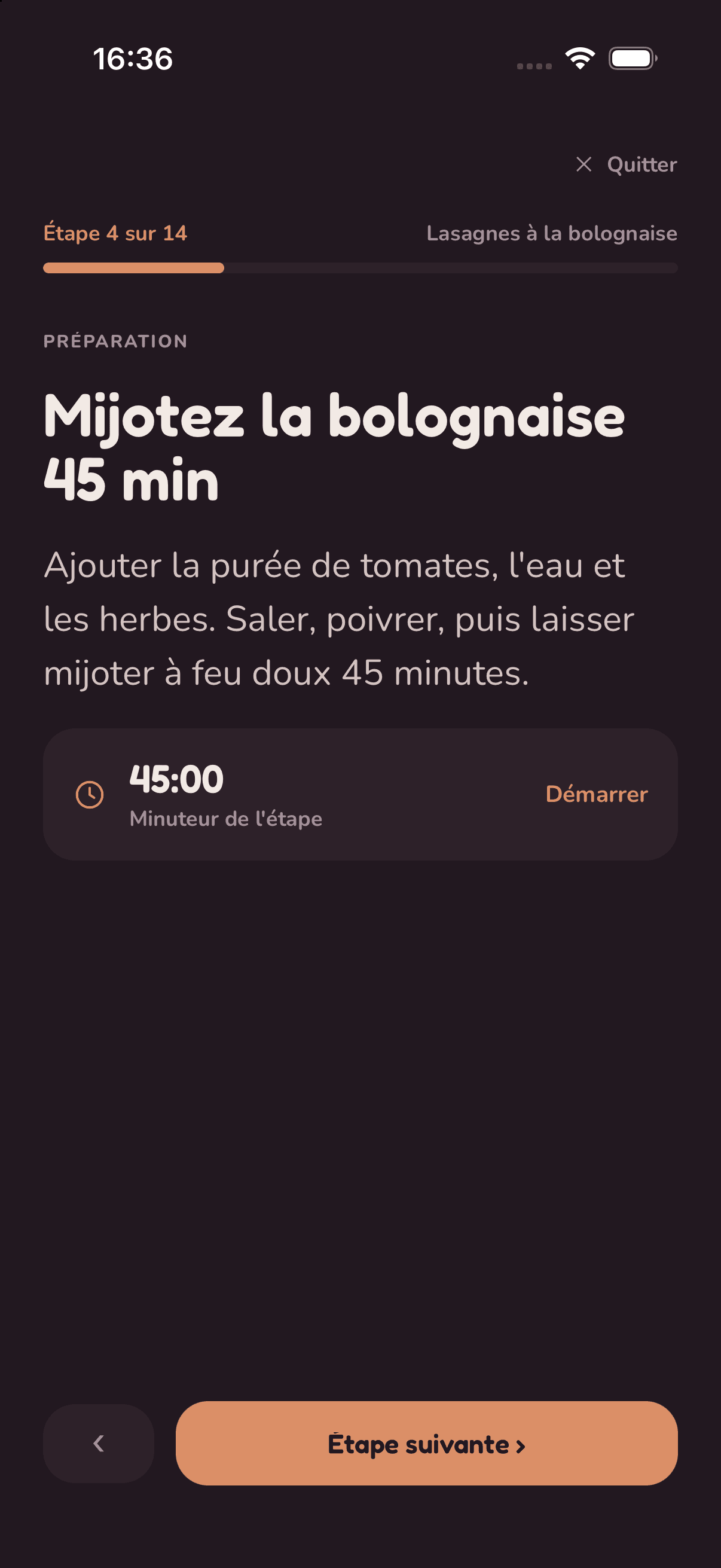 Aperçu de l'application : le mode cuisine, étape 4 sur 14, « Mijotez la bolognaise 45 min », avec un minuteur de 45 minutes prêt à démarrer.